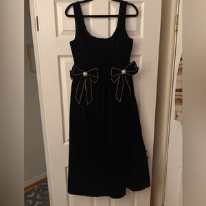 Moon River Velvet Midi Dress with square neck, pockets and bow detail. Sz L